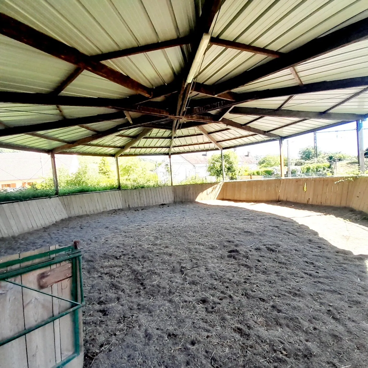 Centre équestre à vendre à Marsangy - Équipements complets et sécurisé 