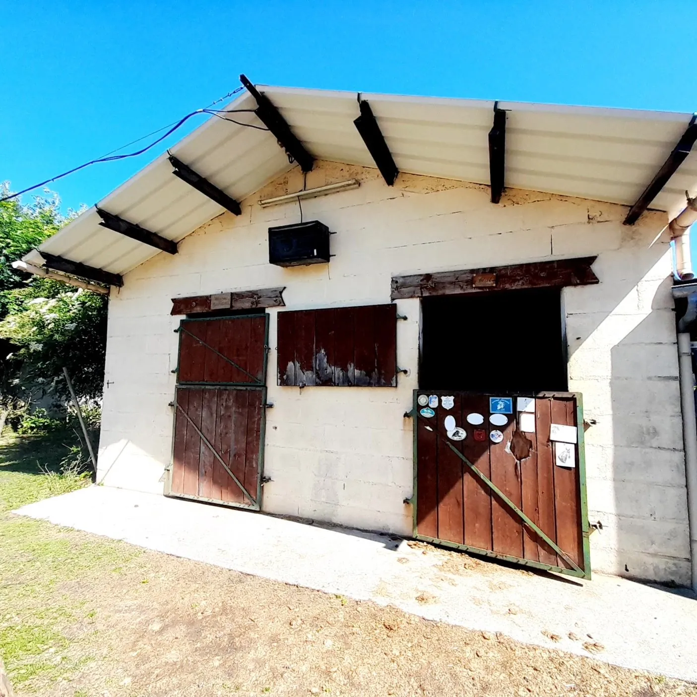 Centre équestre à vendre à Marsangy - Équipements complets et sécurisé 