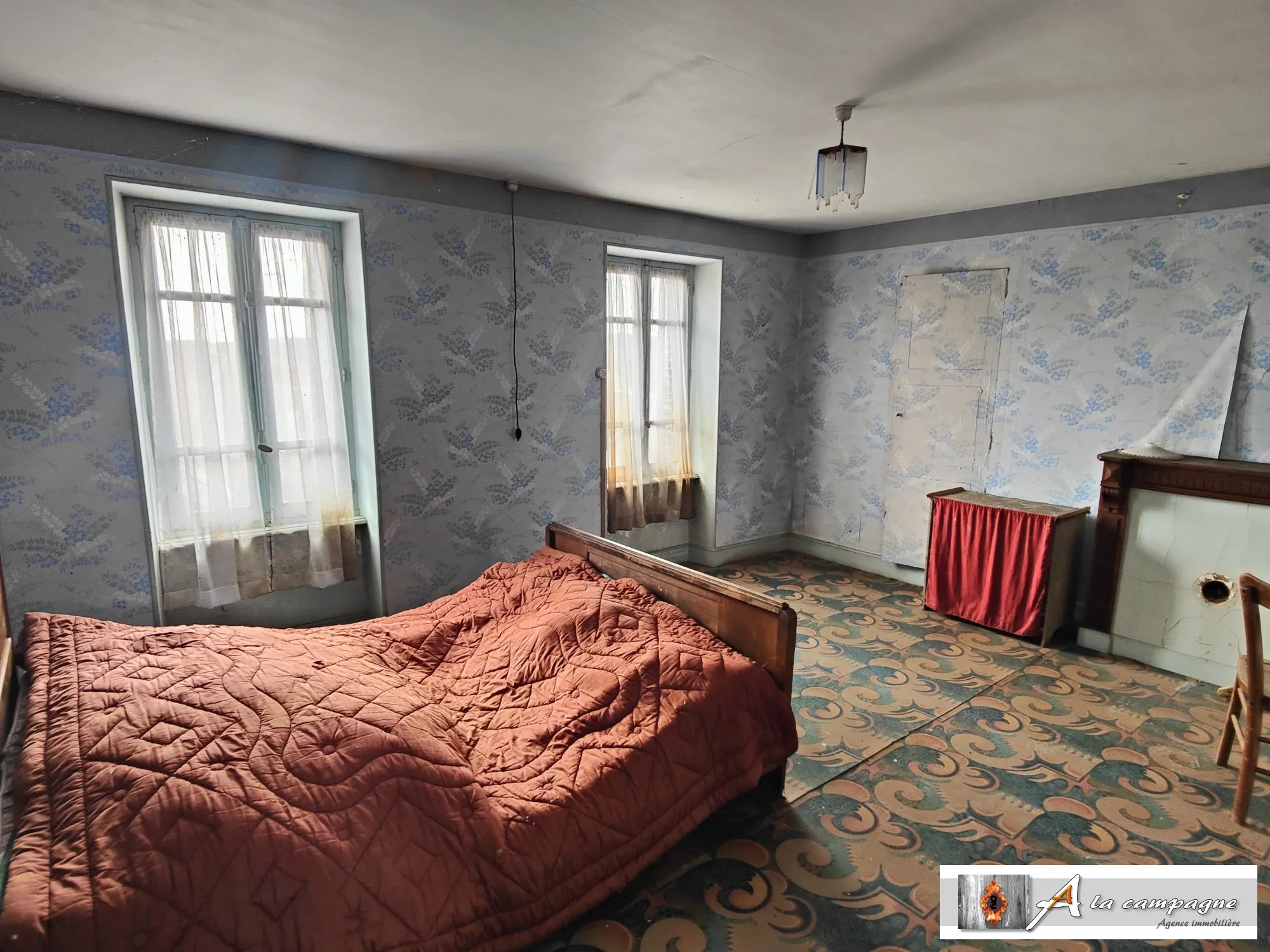 Maison à rénover dans le bourg de Le Quartier – 2 chambres, garage et grange 