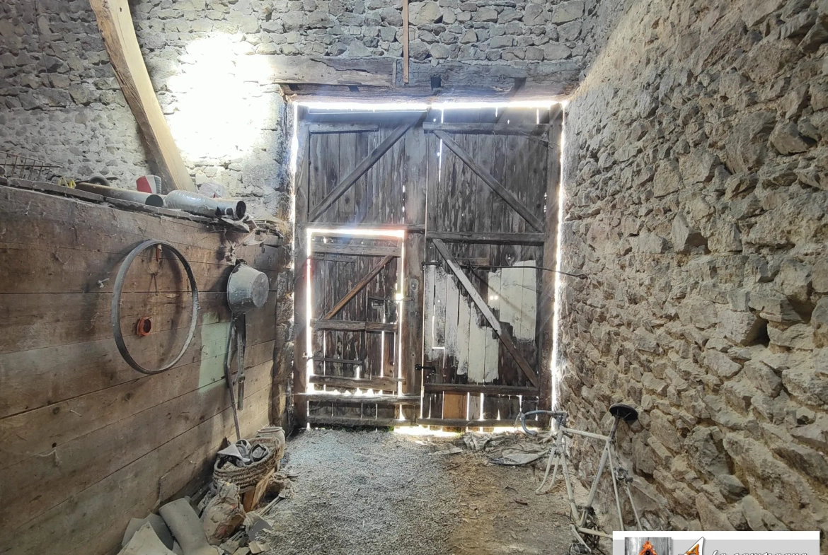 Maison à rénover dans le bourg de Le Quartier – 2 chambres, garage et grange 