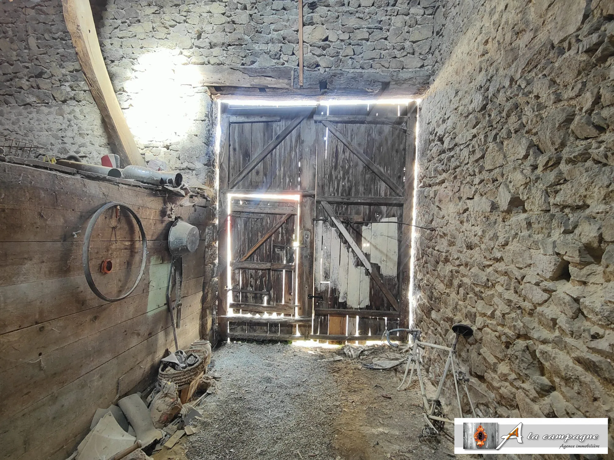 Maison à rénover dans le bourg de Le Quartier – 2 chambres, garage et grange 