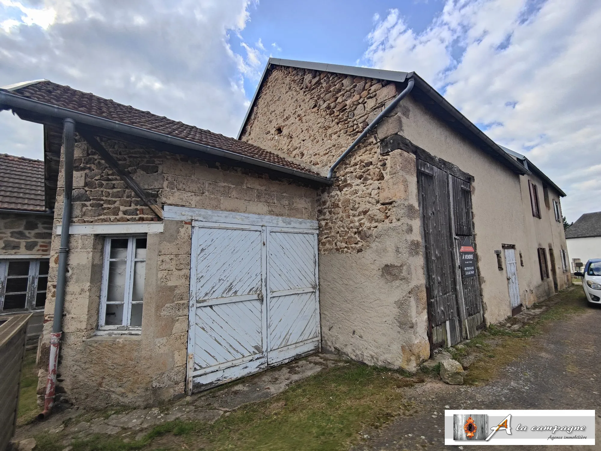 Maison à rénover dans le bourg de Le Quartier – 2 chambres, garage et grange 