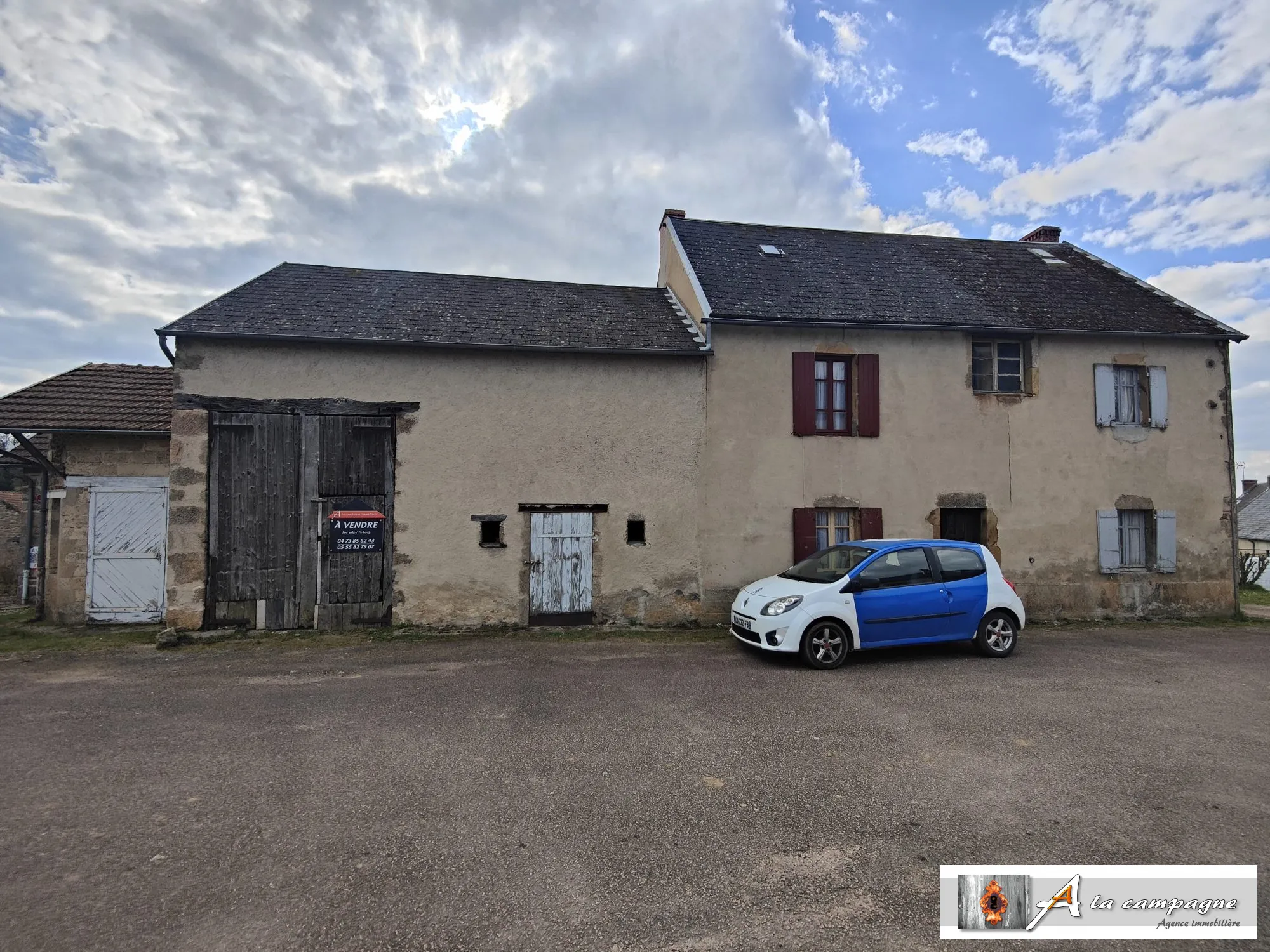 Maison à rénover dans le bourg de Le Quartier – 2 chambres, garage et grange 