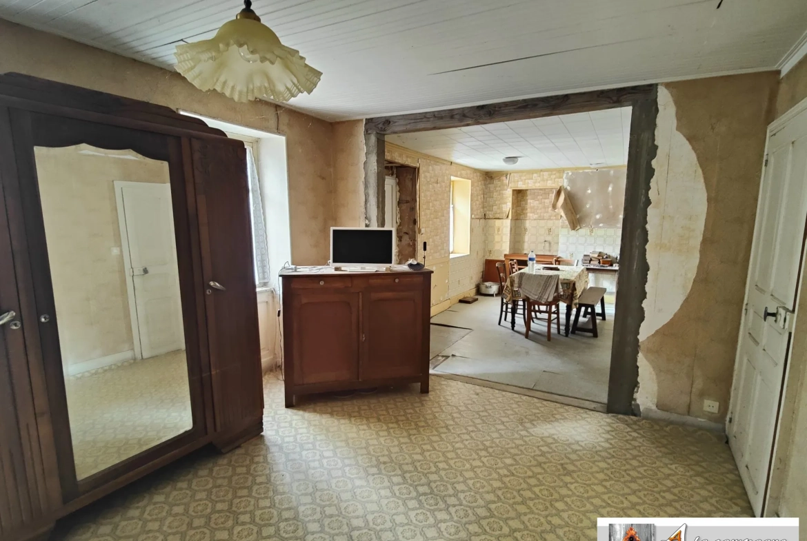 Maison à rénover dans le bourg de Le Quartier – 2 chambres, garage et grange 