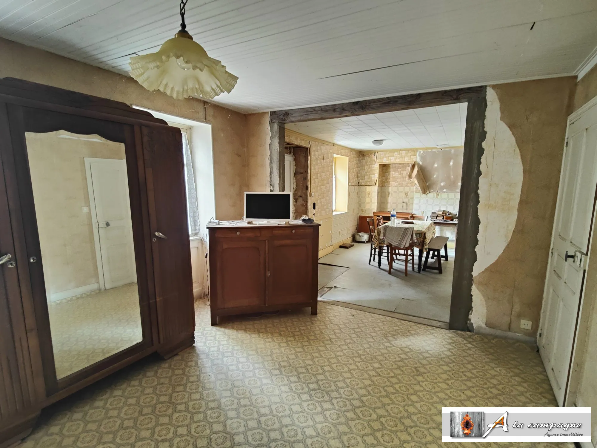 Maison à rénover dans le bourg de Le Quartier – 2 chambres, garage et grange 