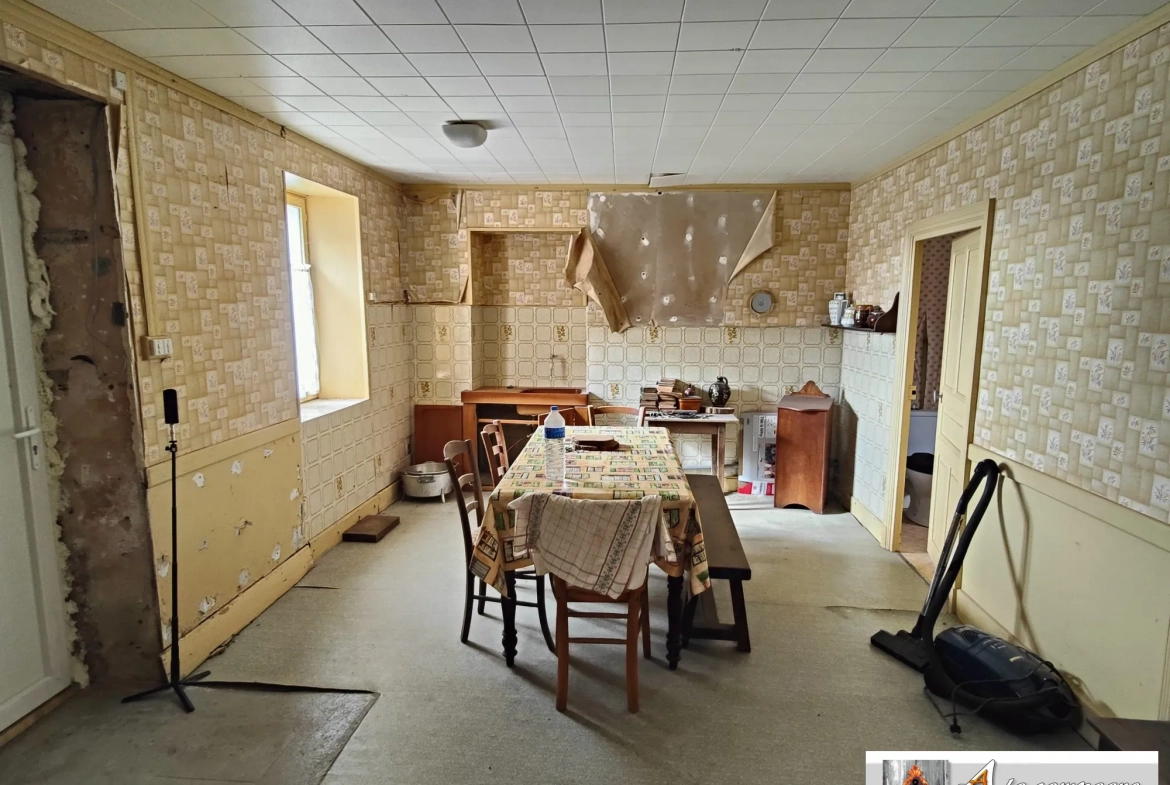 Maison à rénover dans le bourg de Le Quartier – 2 chambres, garage et grange 