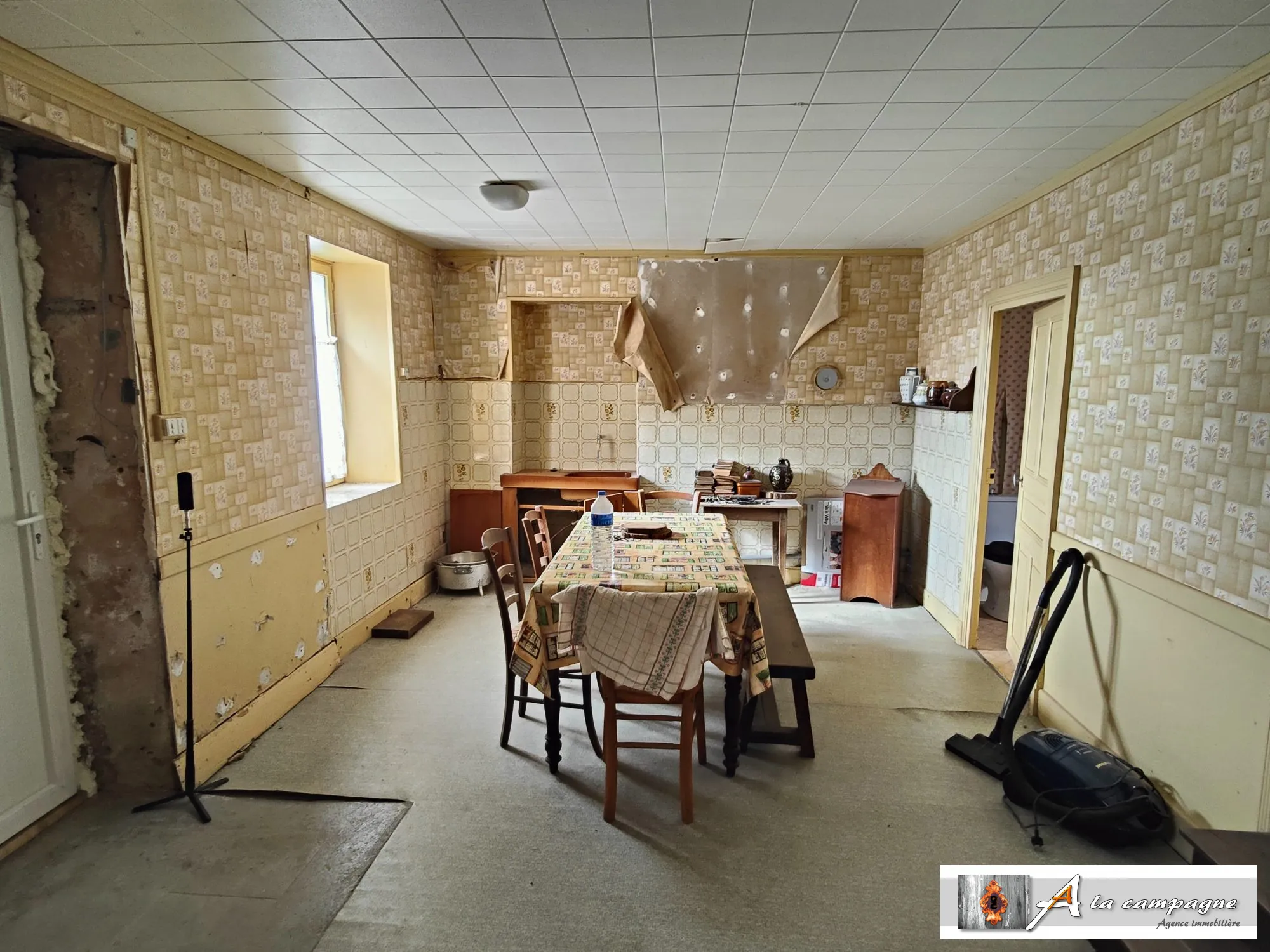 Maison à rénover dans le bourg de Le Quartier – 2 chambres, garage et grange 