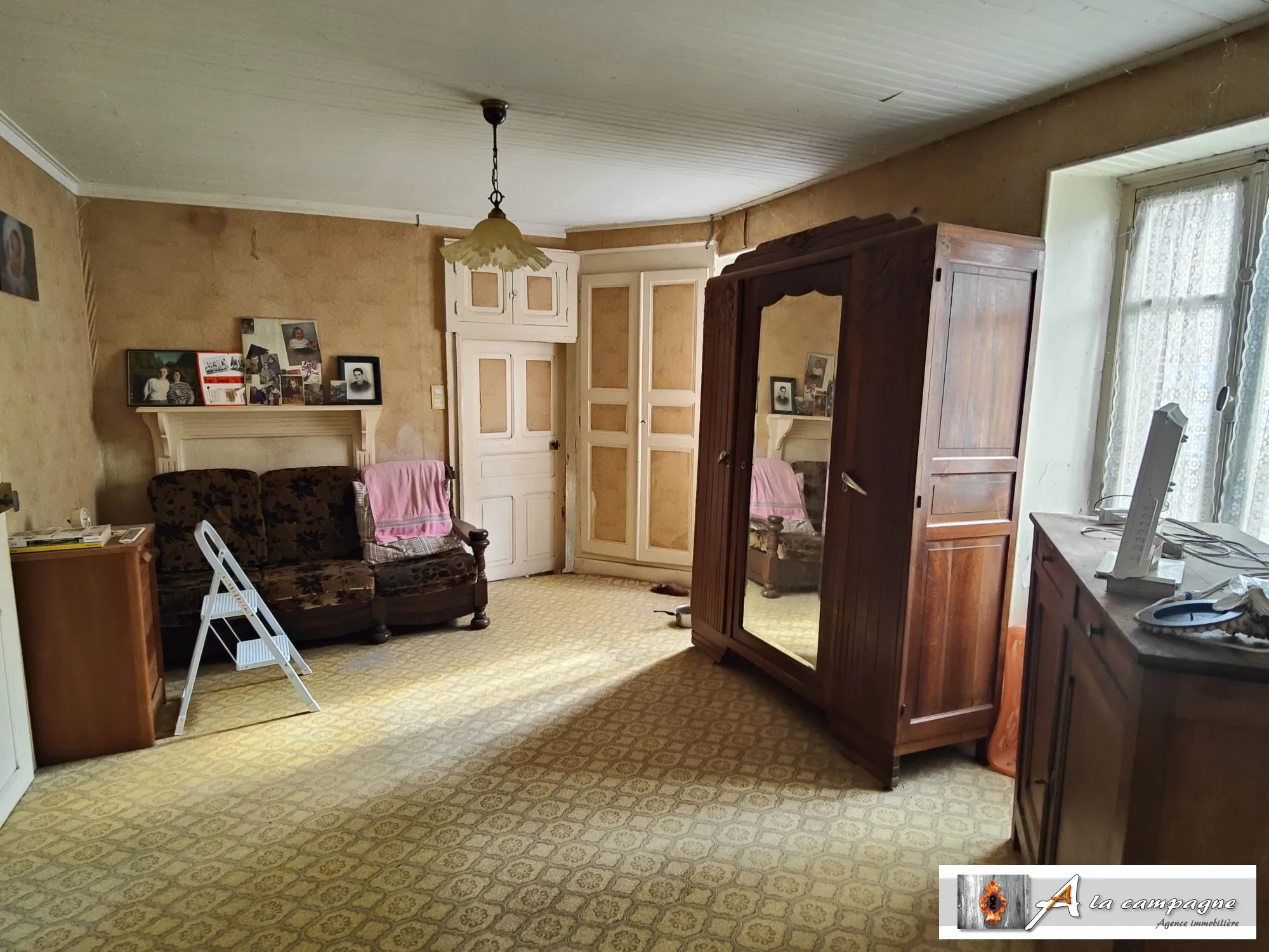 Maison à rénover dans le bourg de Le Quartier – 2 chambres, garage et grange 