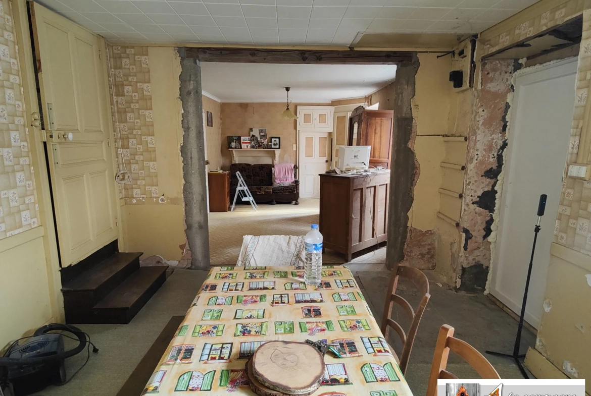 Maison à rénover dans le bourg de Le Quartier – 2 chambres, garage et grange 