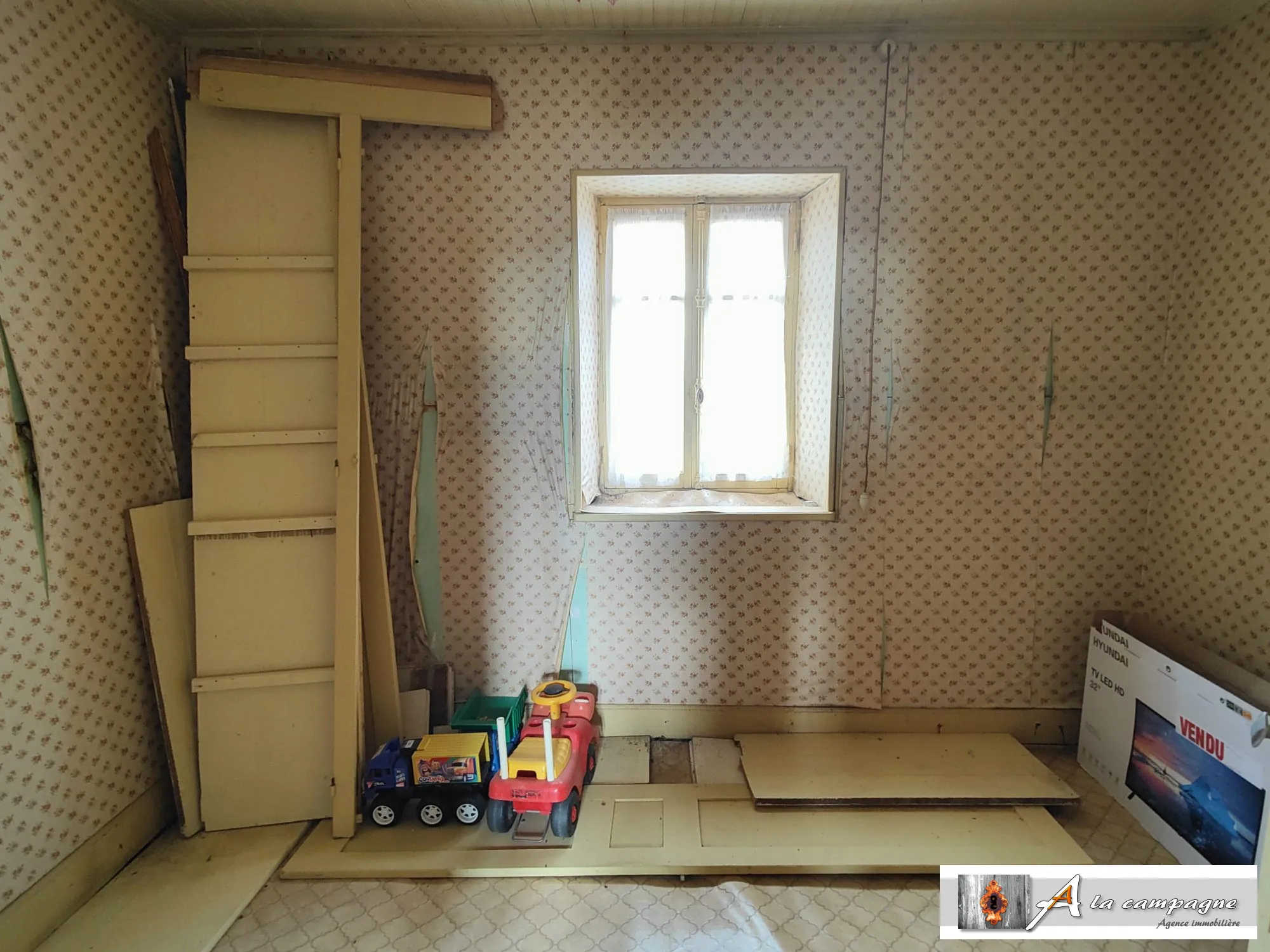 Maison à rénover dans le bourg de Le Quartier – 2 chambres, garage et grange 