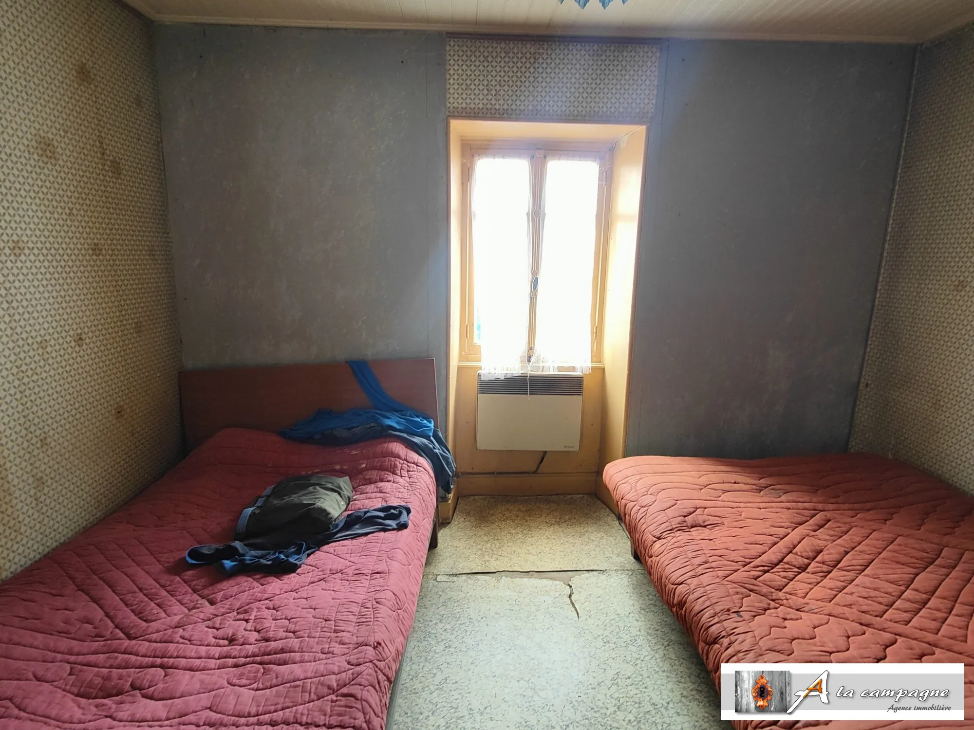 Maison à rénover dans le bourg de Le Quartier – 2 chambres, garage et grange 