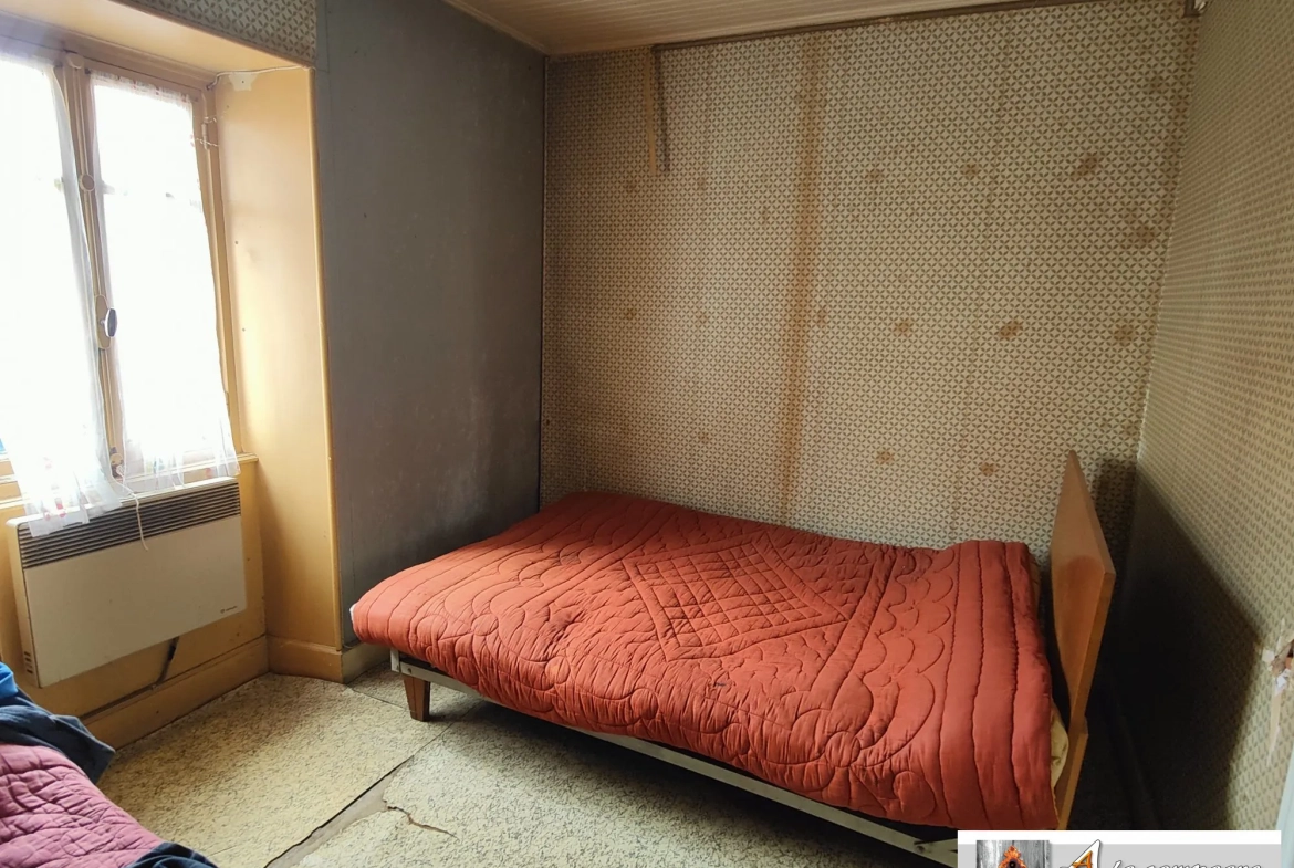 Maison à rénover dans le bourg de Le Quartier – 2 chambres, garage et grange 