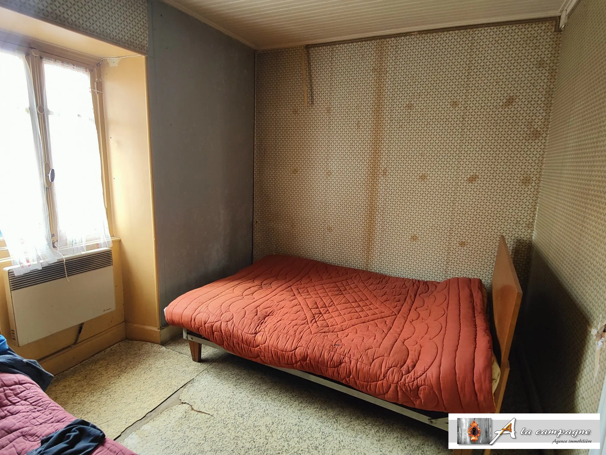 Maison à rénover dans le bourg de Le Quartier – 2 chambres, garage et grange 