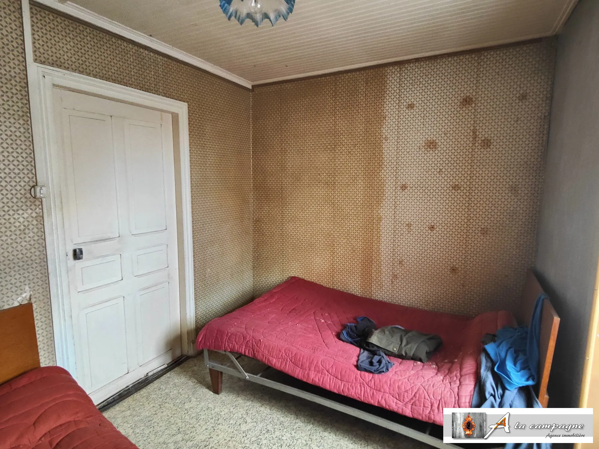 Maison à rénover dans le bourg de Le Quartier – 2 chambres, garage et grange 