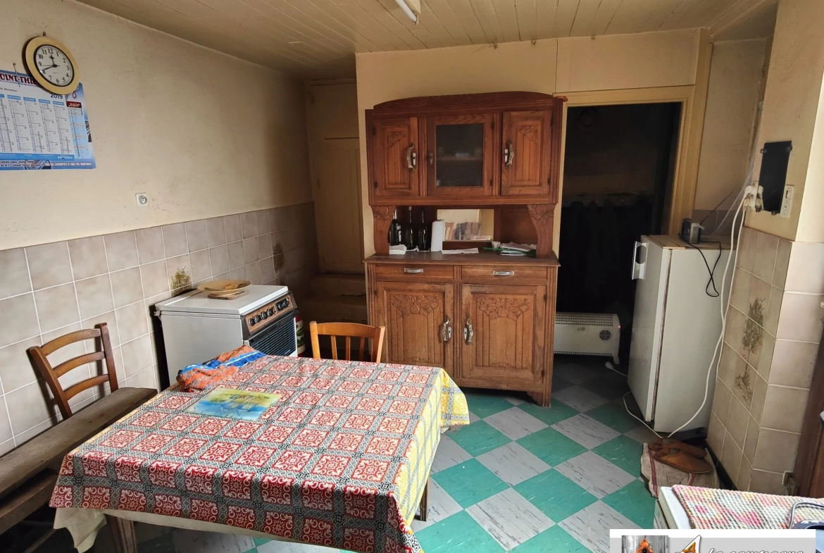 Maison à rénover dans le bourg de Le Quartier – 2 chambres, garage et grange 