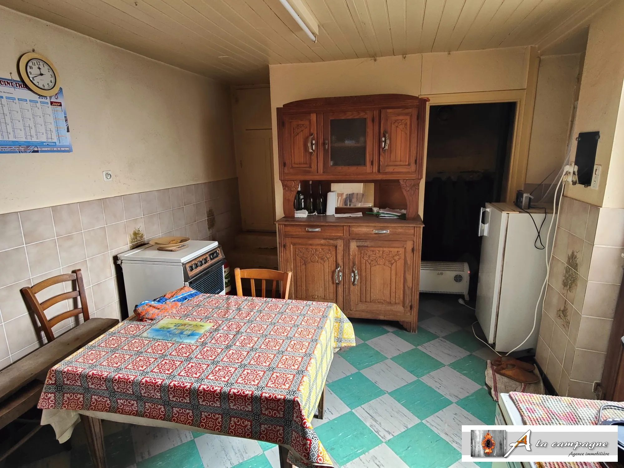 Maison à rénover dans le bourg de Le Quartier – 2 chambres, garage et grange 