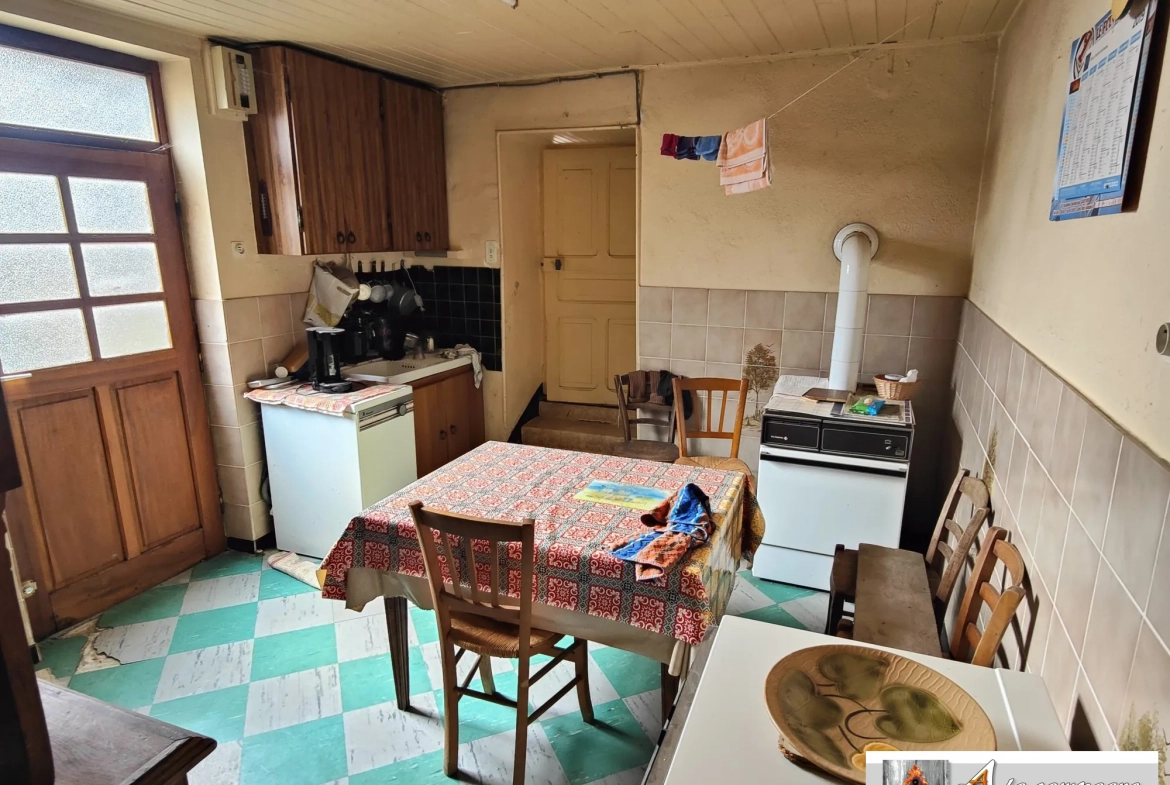 Maison à rénover dans le bourg de Le Quartier – 2 chambres, garage et grange 