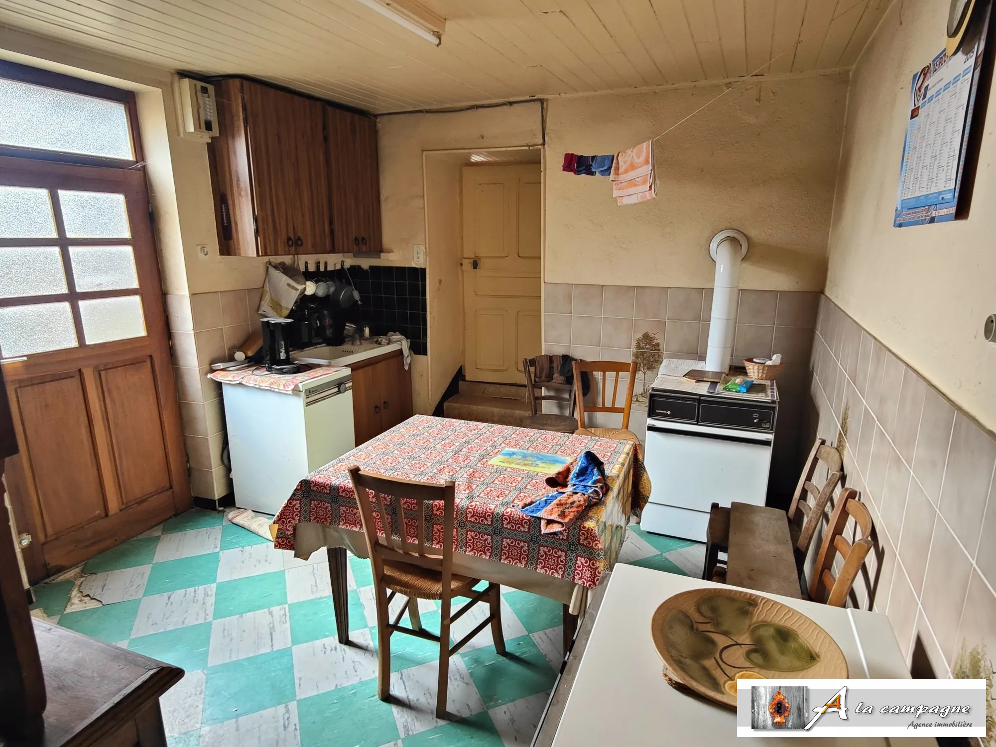 Maison à rénover dans le bourg de Le Quartier – 2 chambres, garage et grange 