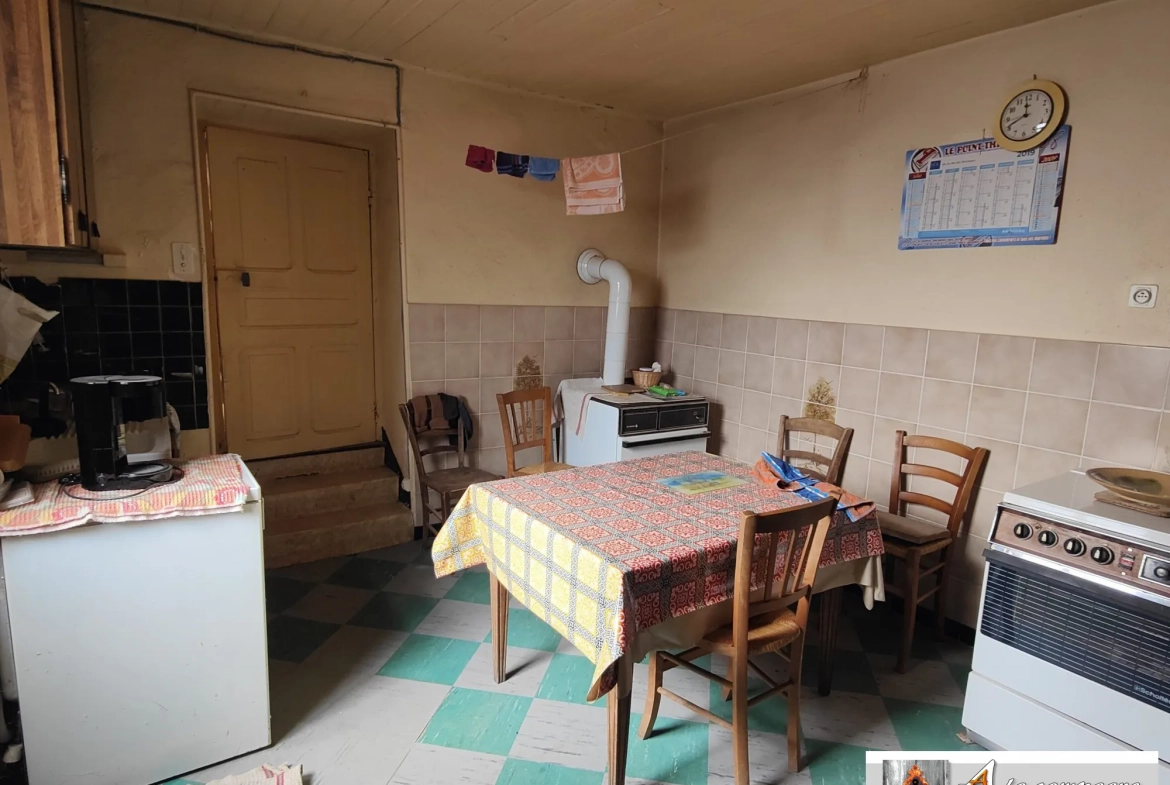 Maison à rénover dans le bourg de Le Quartier – 2 chambres, garage et grange 