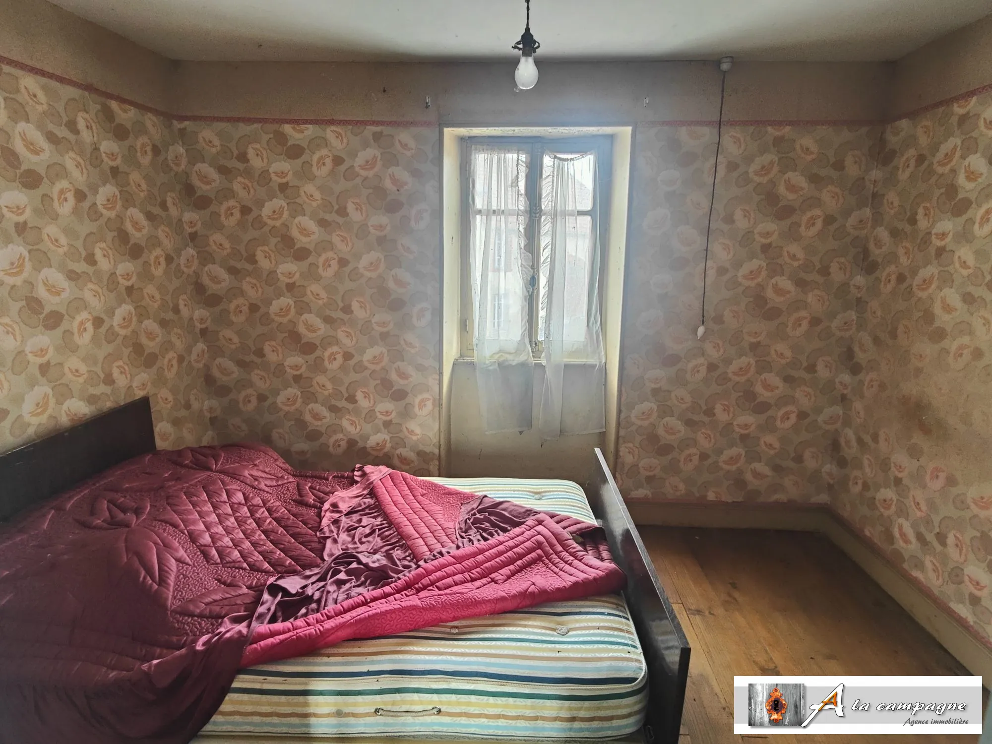 Maison à rénover dans le bourg de Le Quartier – 2 chambres, garage et grange 