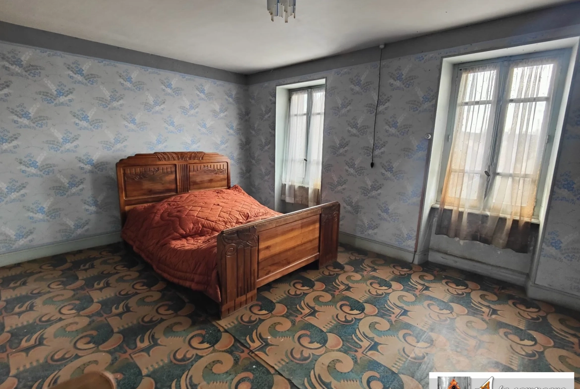 Maison à rénover dans le bourg de Le Quartier – 2 chambres, garage et grange 