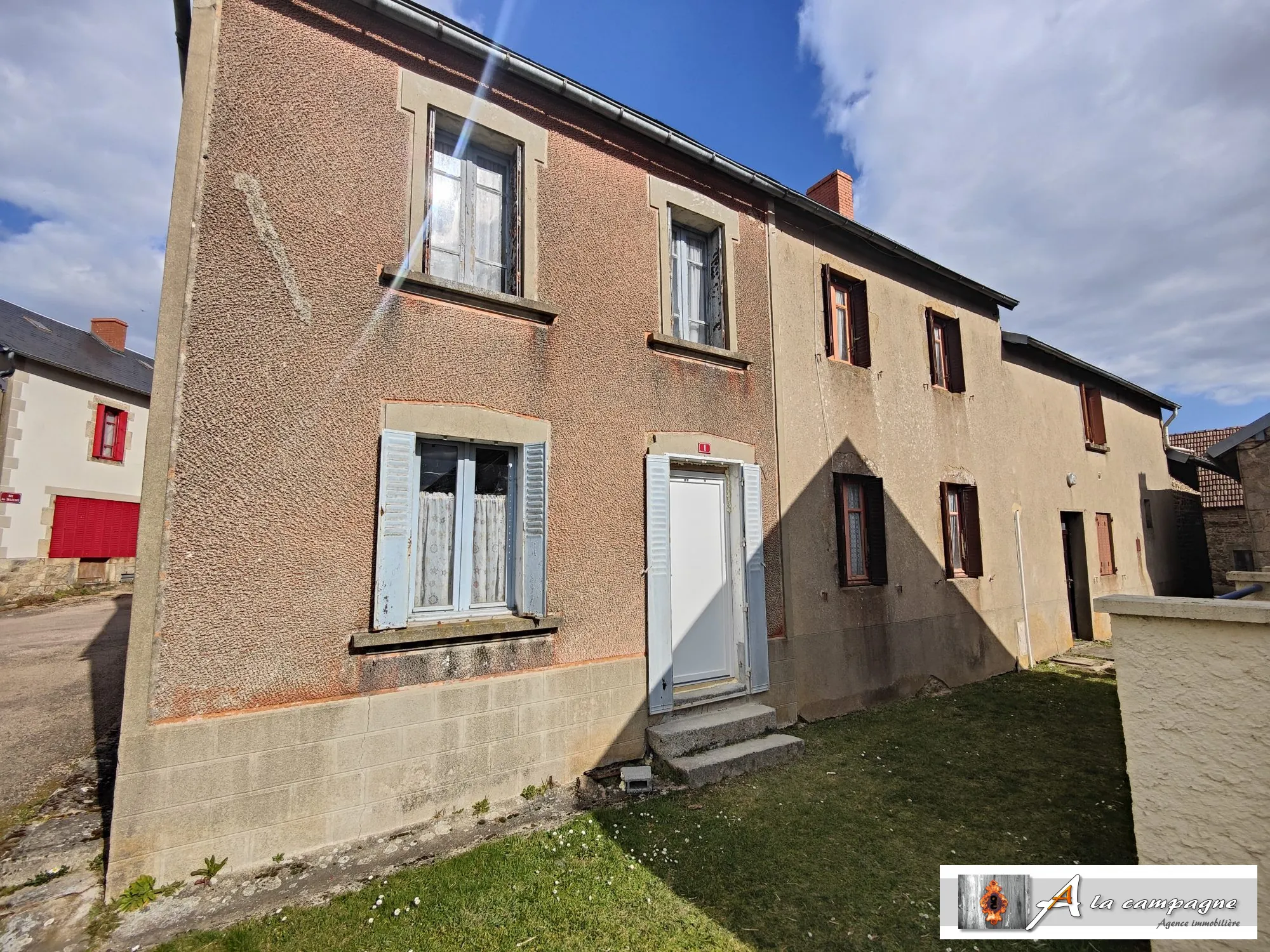 Maison à rénover dans le bourg de Le Quartier – 2 chambres, garage et grange 