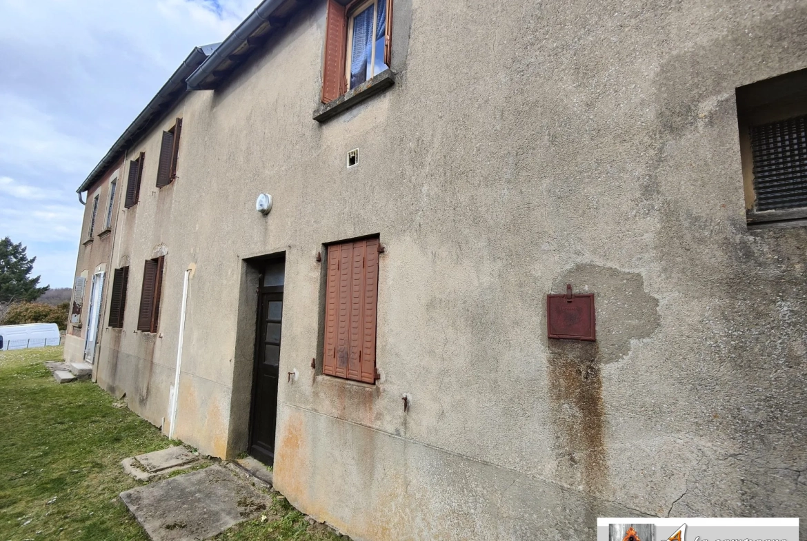 Maison à rénover dans le bourg de Le Quartier – 2 chambres, garage et grange 