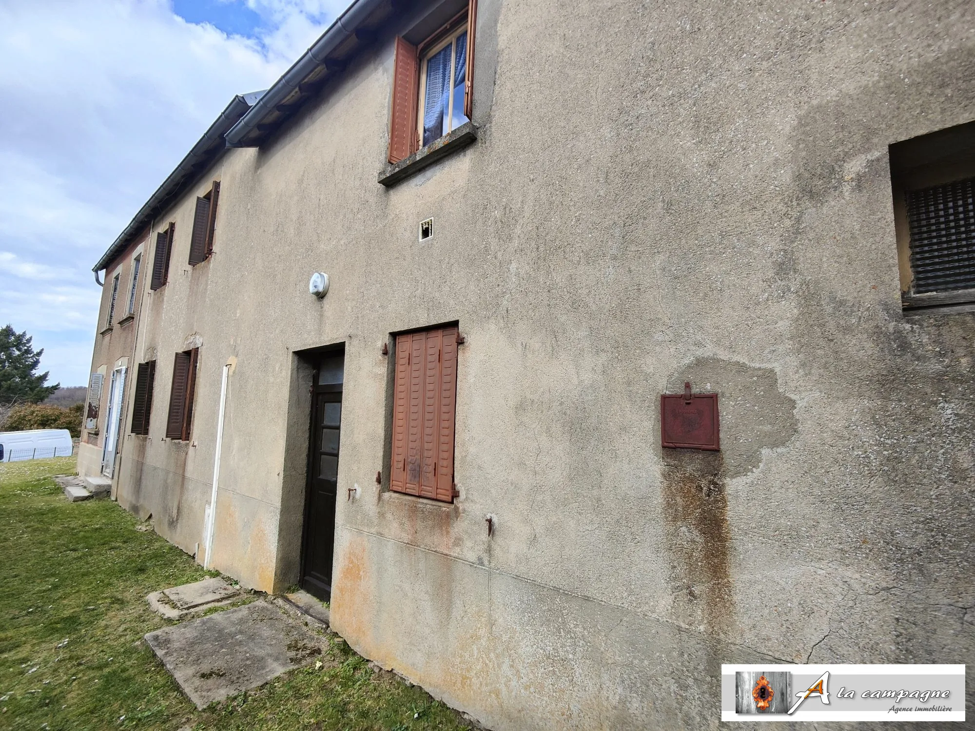 Maison à rénover dans le bourg de Le Quartier – 2 chambres, garage et grange 