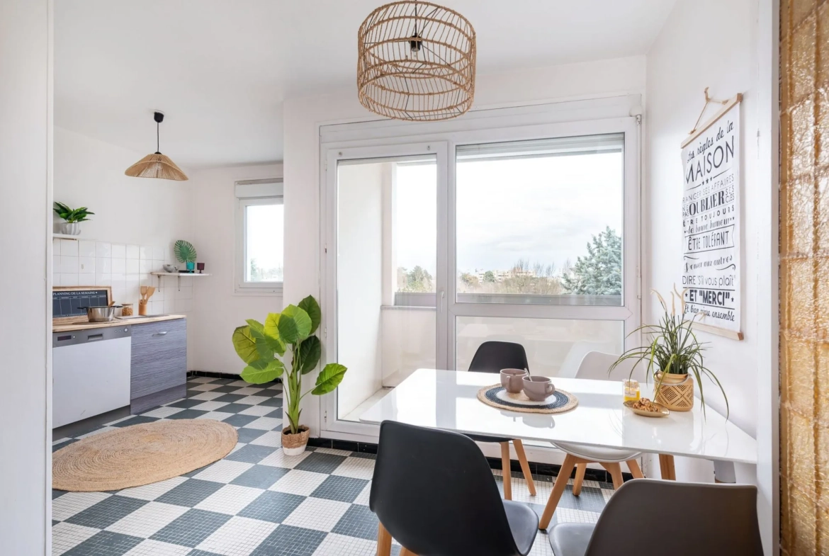 Appartement T4 à vendre à Écully avec loggia, ascenseur et proximité commodités 