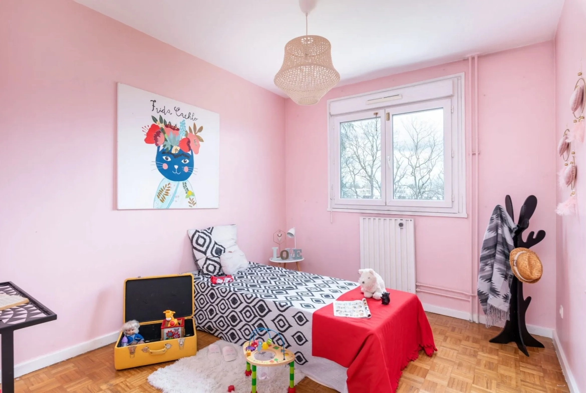 Appartement T4 à vendre à Écully avec loggia, ascenseur et proximité commodités 
