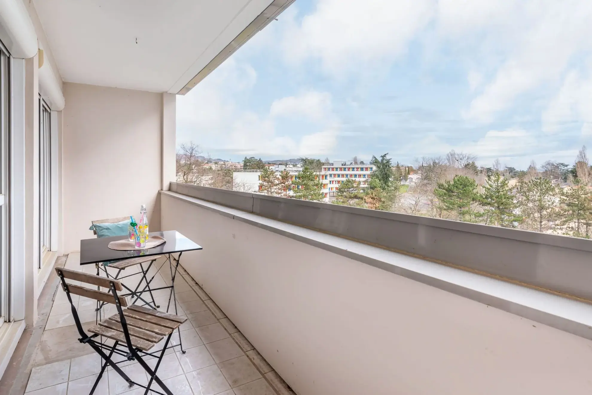 Appartement T4 à vendre à Écully avec loggia, ascenseur et proximité commodités 