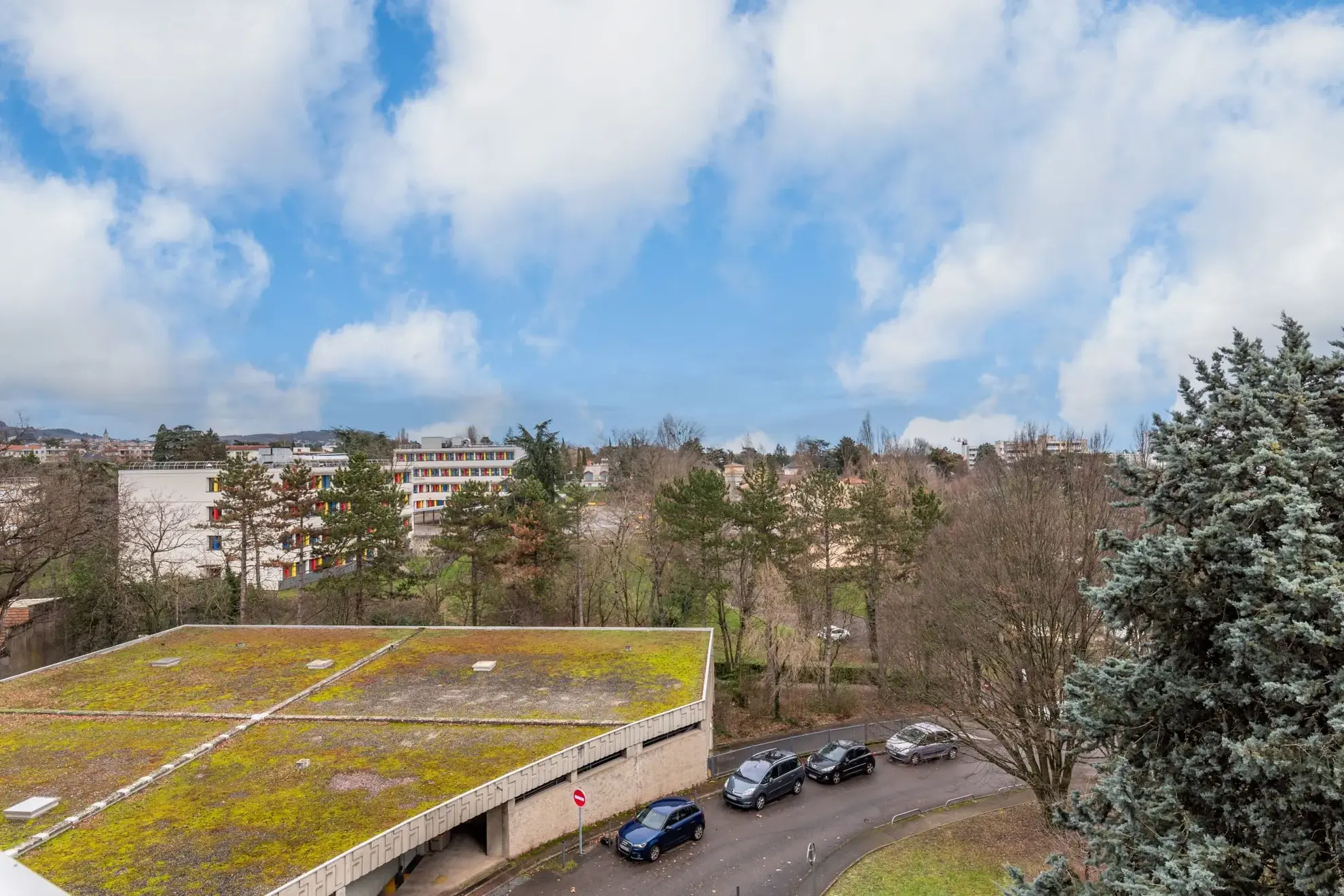 Appartement T4 à vendre à Écully avec loggia, ascenseur et proximité commodités 