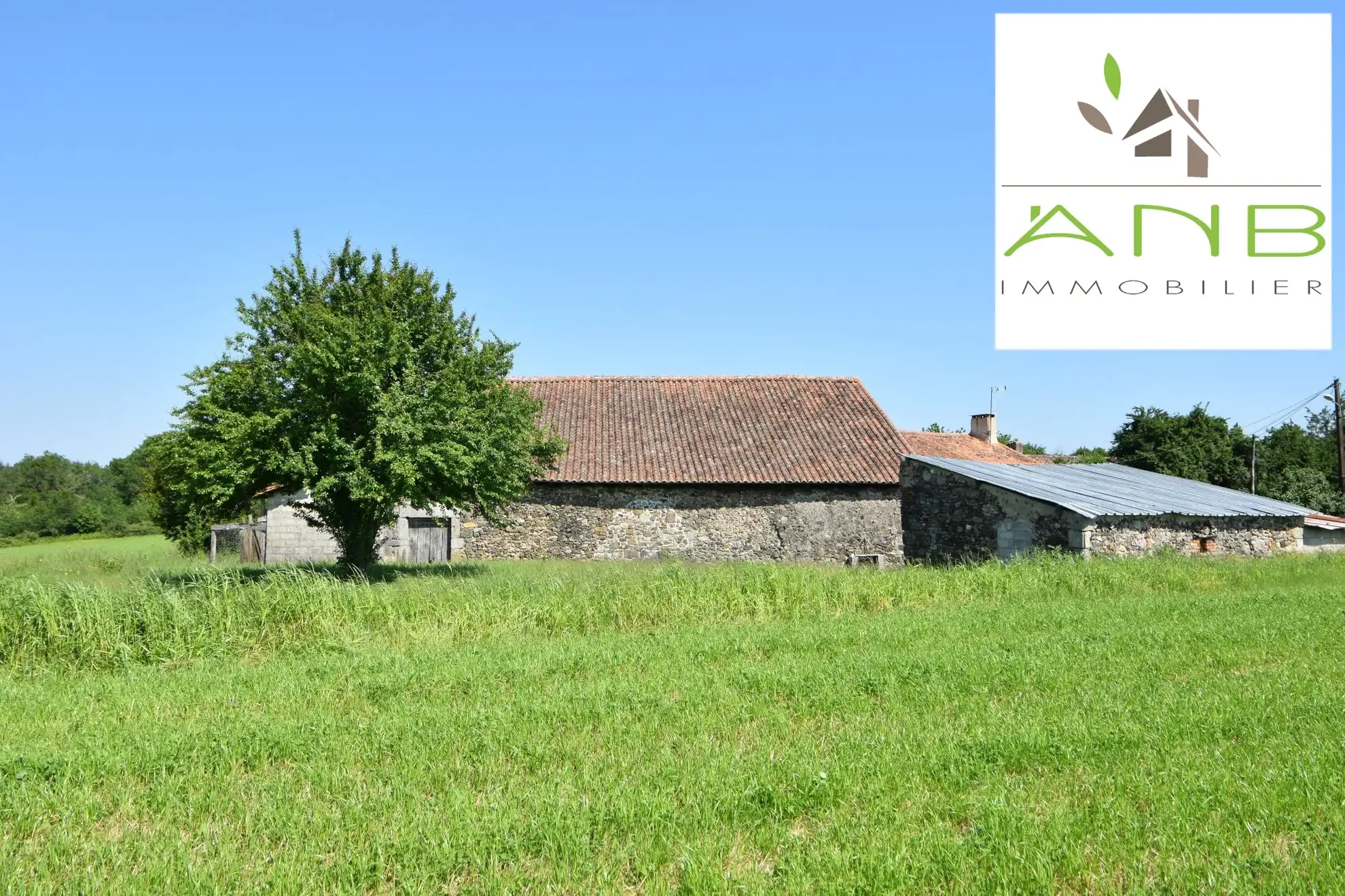 Maison en pierre avec grange et terrain à Bussière-Badil 
