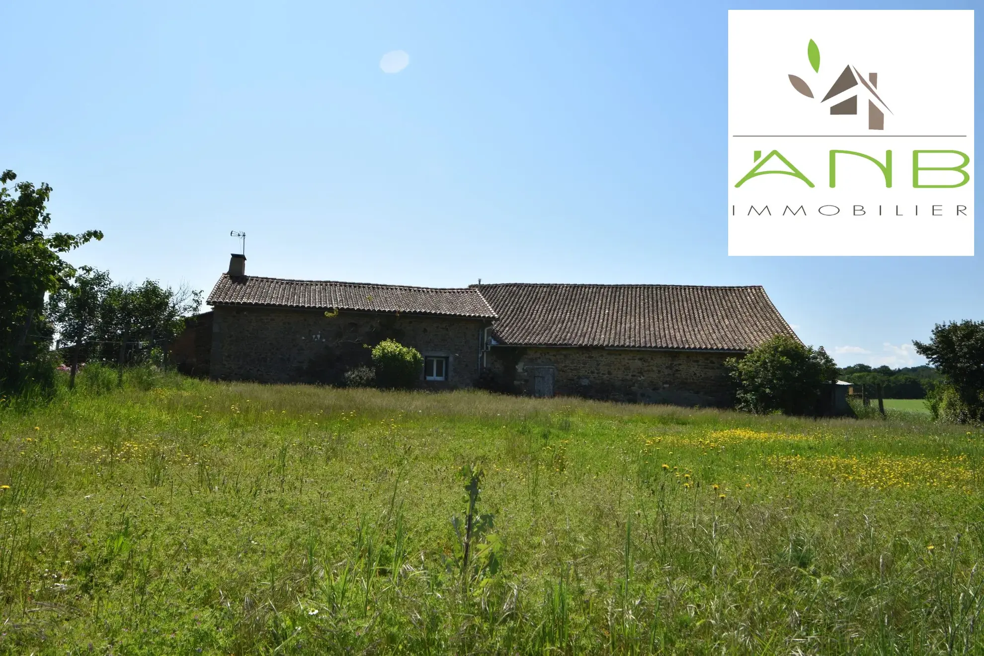 Maison en pierre avec grange et terrain à Bussière-Badil 