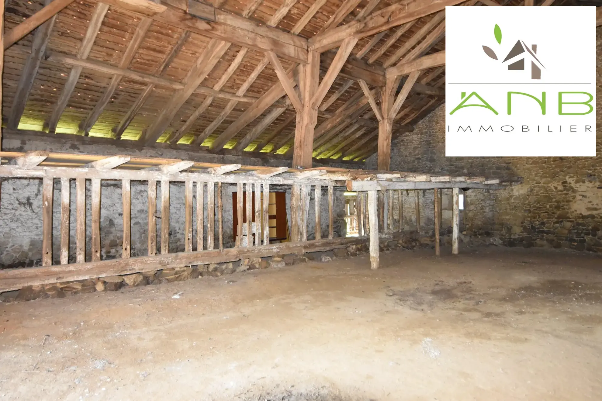 Maison en pierre avec grange et terrain à Bussière-Badil 