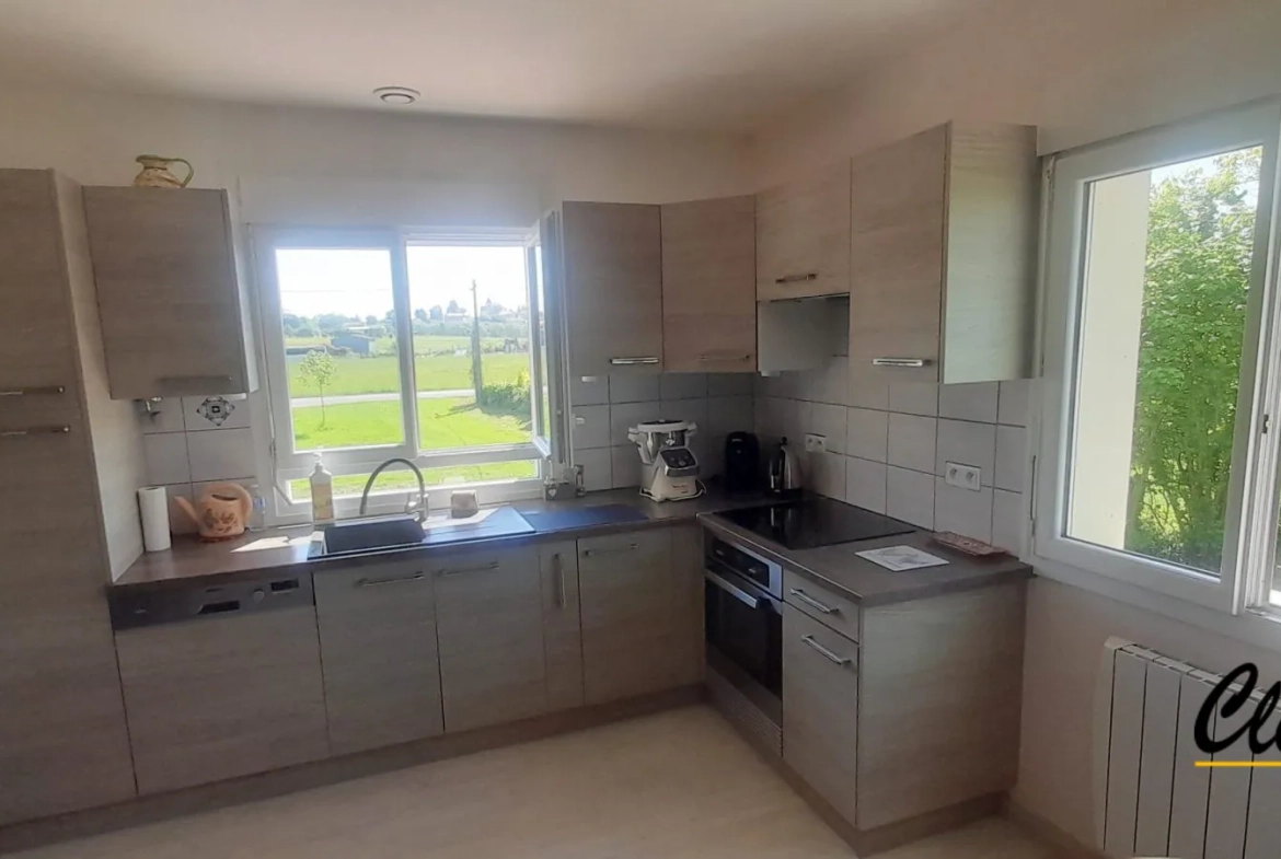 Maison à vendre à Branges avec jardin clos et garage, secteur calme 