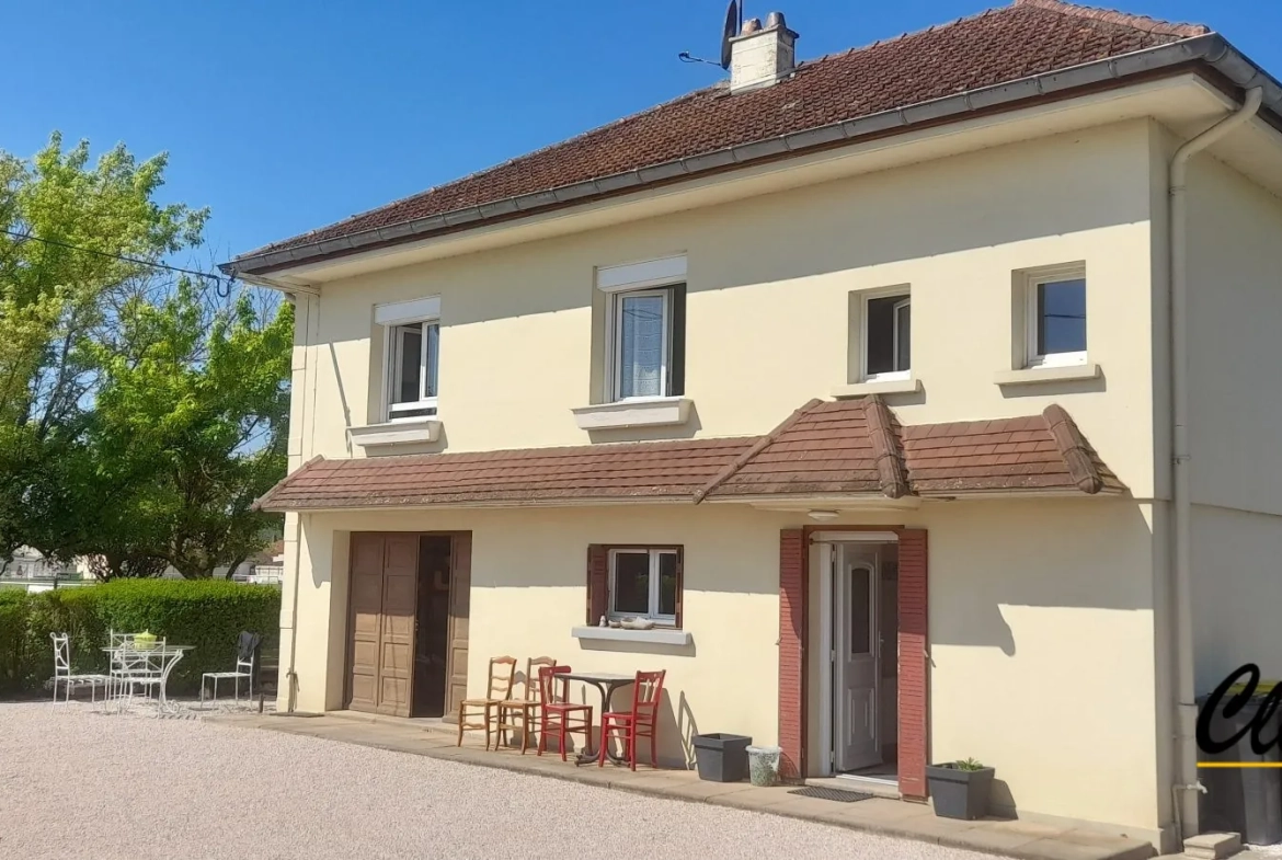 Maison à vendre à Branges avec jardin clos et garage, secteur calme 