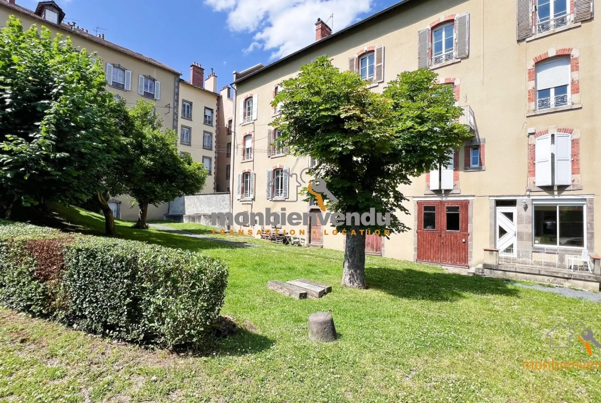 À vendre appartement T2 de 67m² à Aurillac, calme et proche du centre-ville 