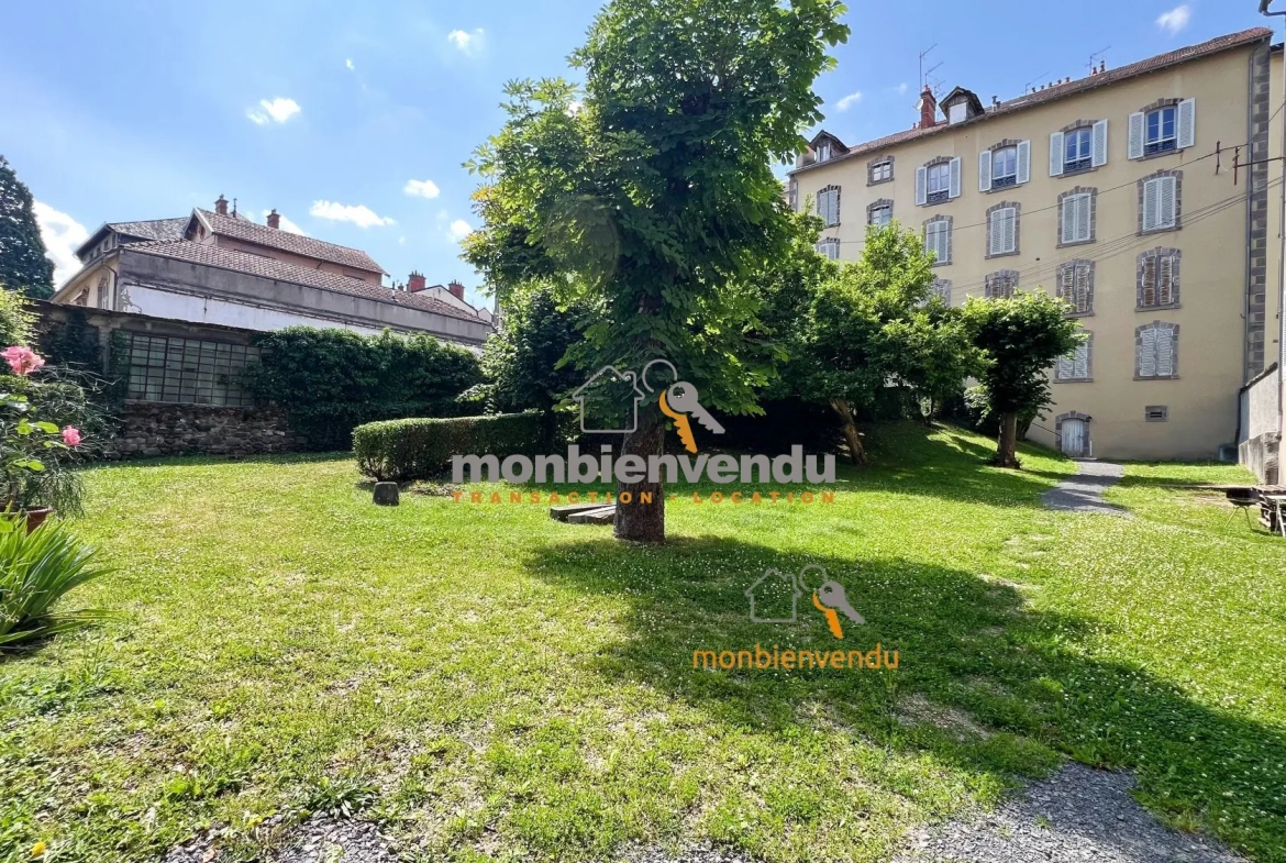 À vendre appartement T2 de 67m² à Aurillac, calme et proche du centre-ville 
