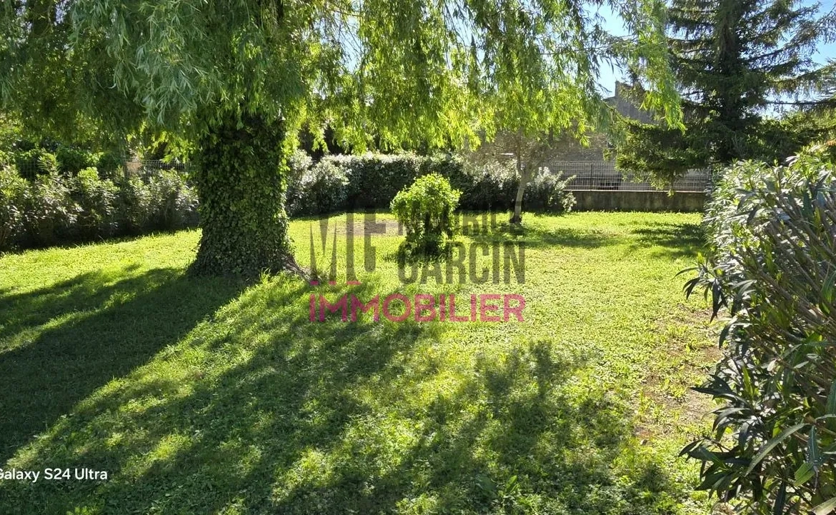 Terrain constructible à Entraigues-sur-la-Sorgue de 538 m², proche centre-ville 