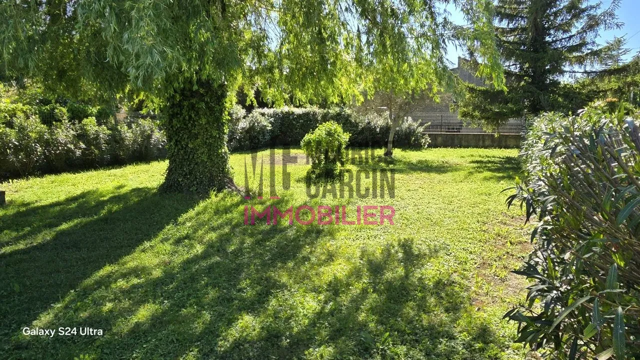 Terrain constructible à Entraigues-sur-la-Sorgue de 538 m², proche centre-ville 