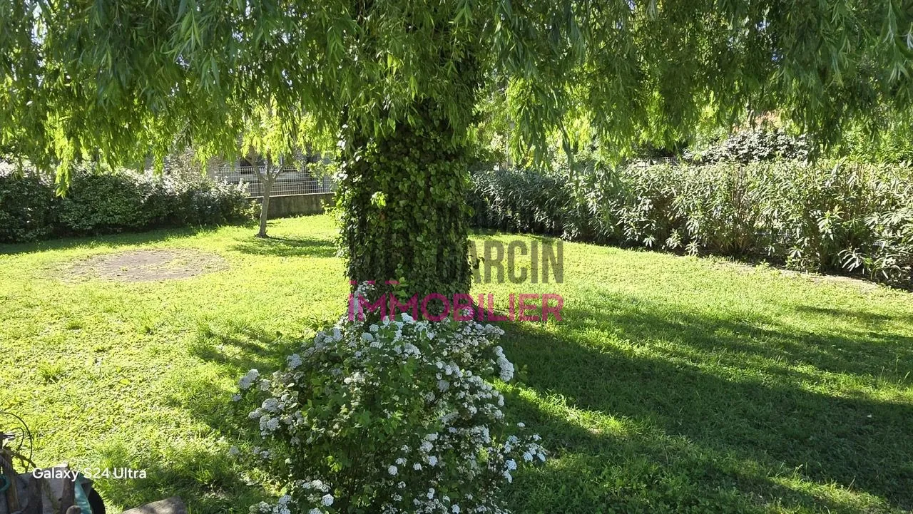Terrain constructible à Entraigues-sur-la-Sorgue de 538 m², proche centre-ville 