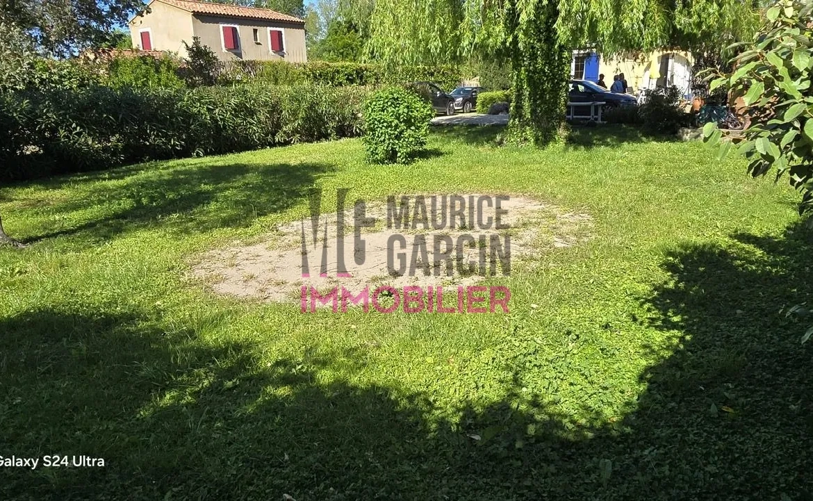 Terrain constructible à Entraigues-sur-la-Sorgue de 538 m², proche centre-ville 