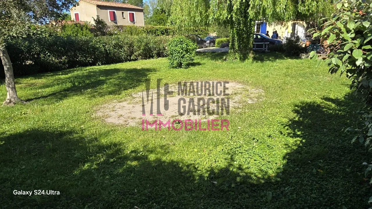 Terrain constructible à Entraigues-sur-la-Sorgue de 538 m², proche centre-ville 
