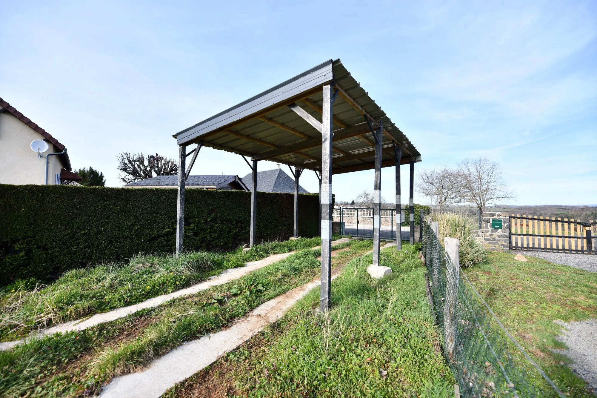 Maison de plain-pied lumineuse avec jardin à Pleaux 