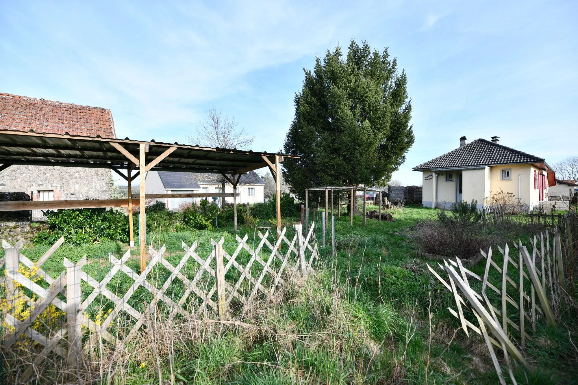 Maison de plain-pied lumineuse avec jardin à Pleaux 