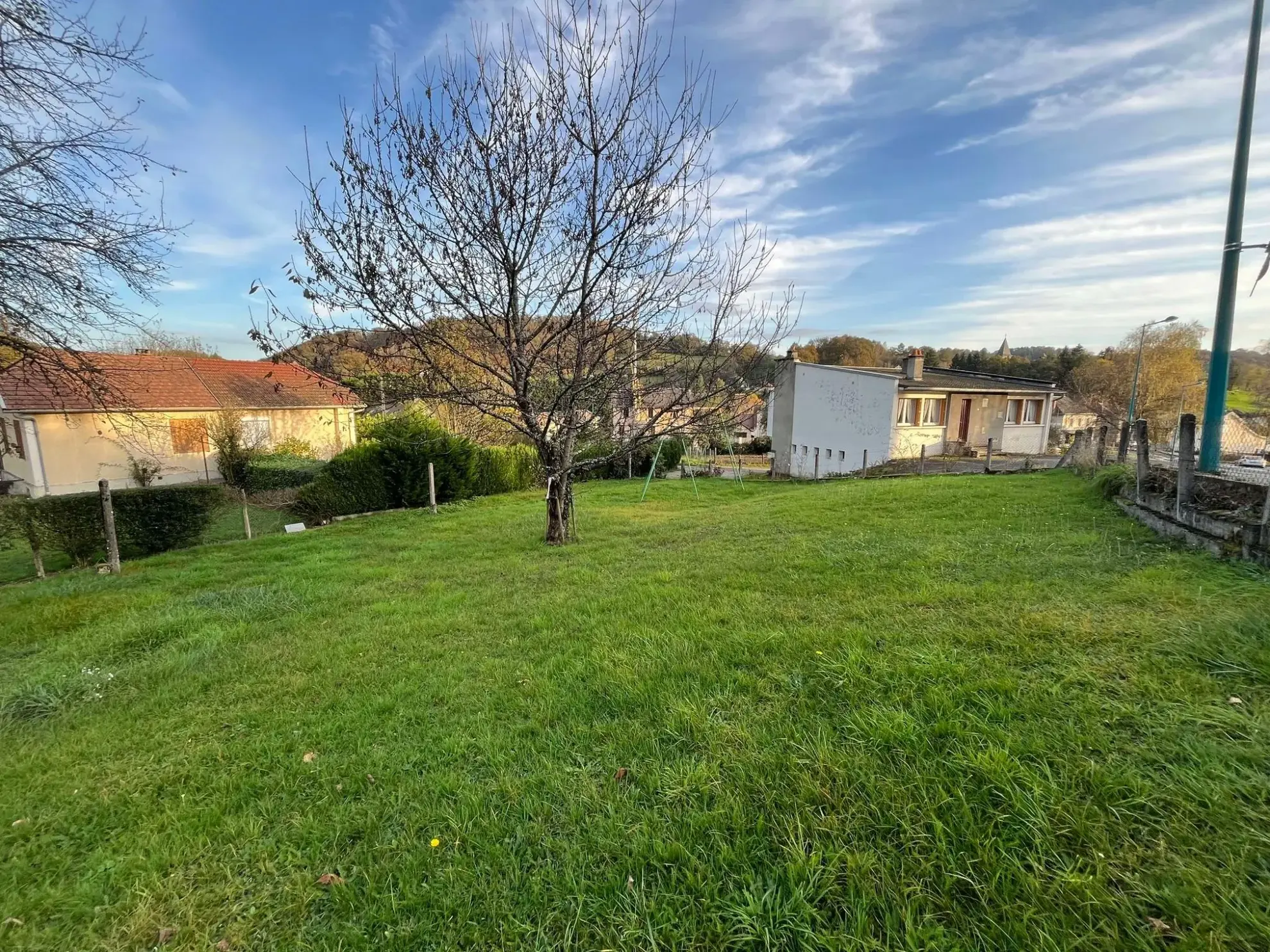 Jardin Maison à rénover avec grand terrain à Ydes, 4 chambres, potentiel élevé 