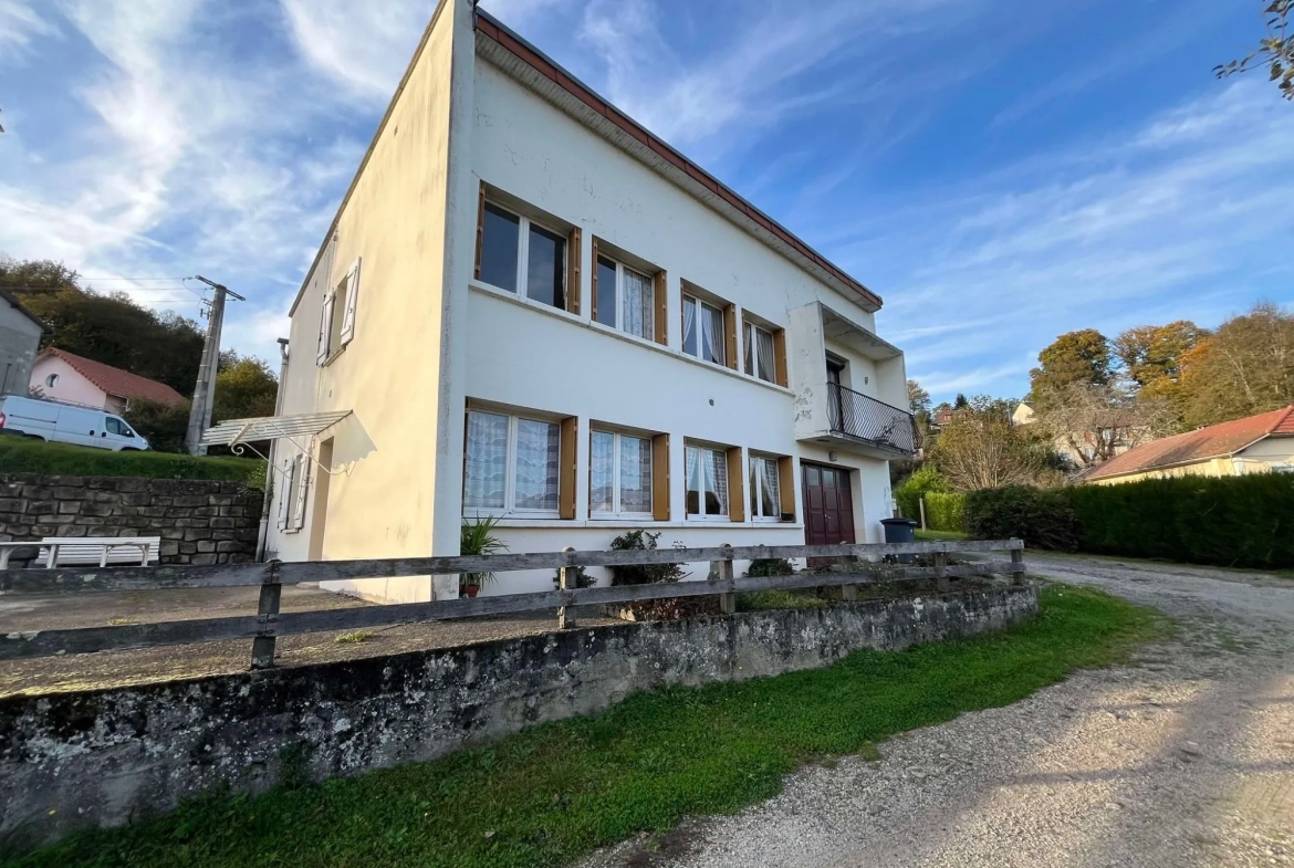 Maison Maison à rénover avec grand terrain à Ydes, 4 chambres, potentiel élevé 
