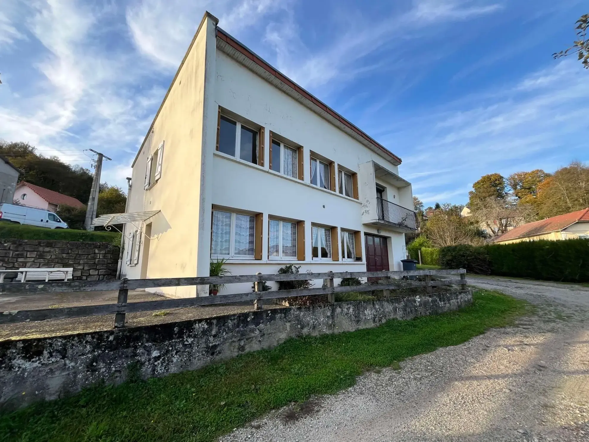 Maison Maison à rénover avec grand terrain à Ydes, 4 chambres, potentiel élevé 