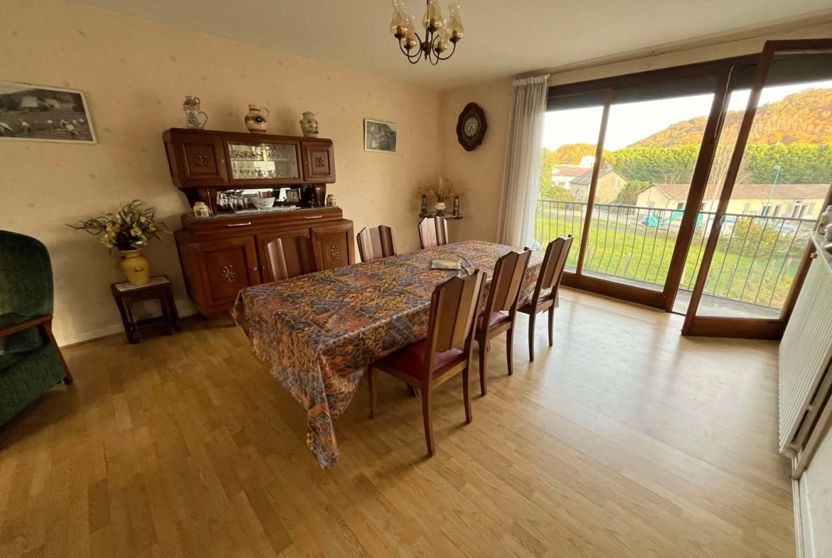 Séjour Maison à rénover avec grand terrain à Ydes, 4 chambres, potentiel élevé 